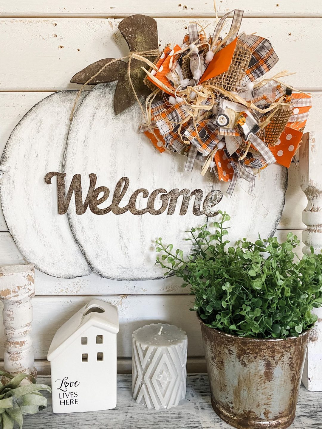 Discover the charm of fall door hangers with ideas for autumn wreaths, fall door decor, and more. Transform your home with these DIY autumn door hangers.