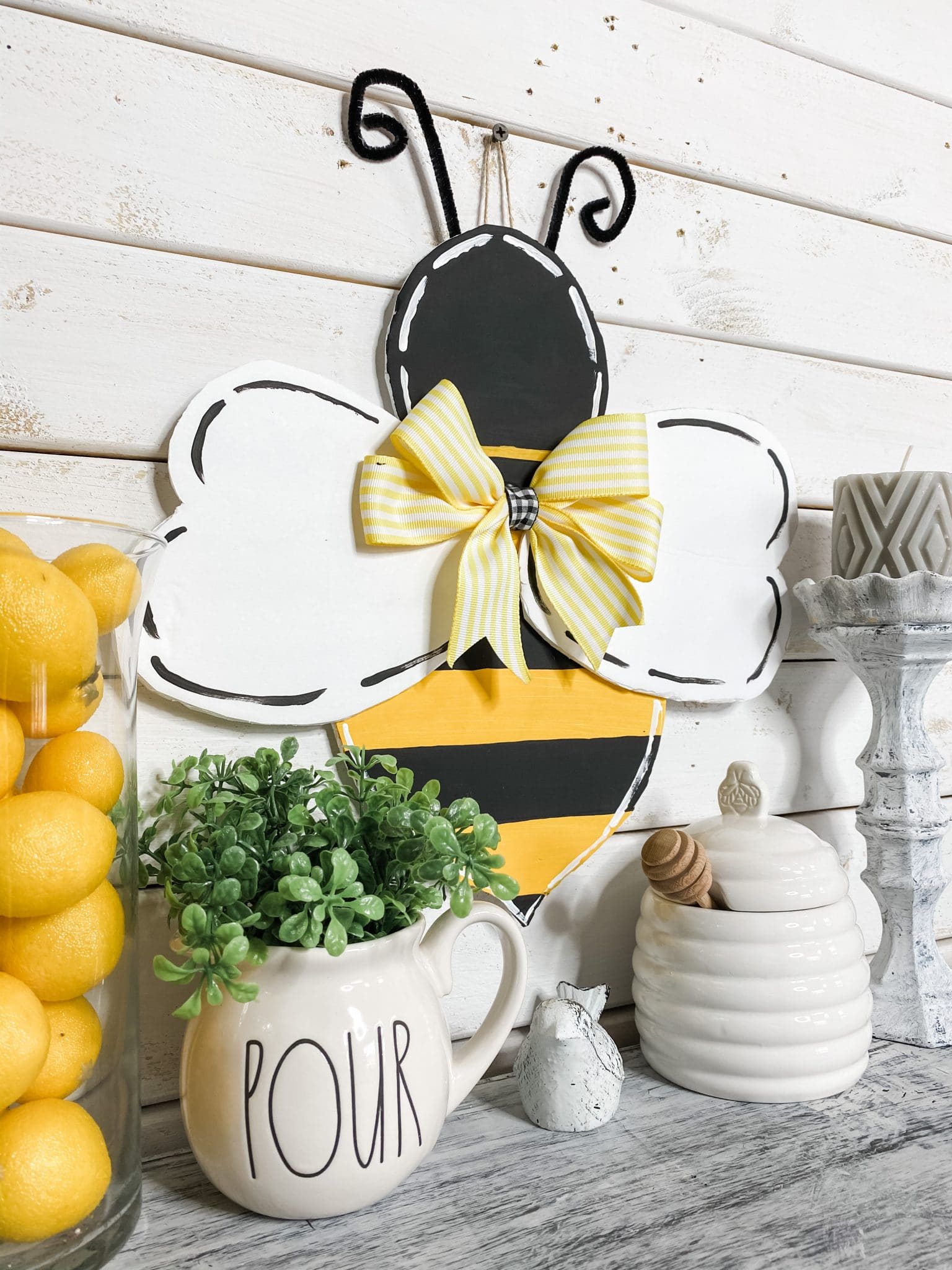 DIY Bumble Bee Door Hanger with Free Template - Easy DIY Tutorial