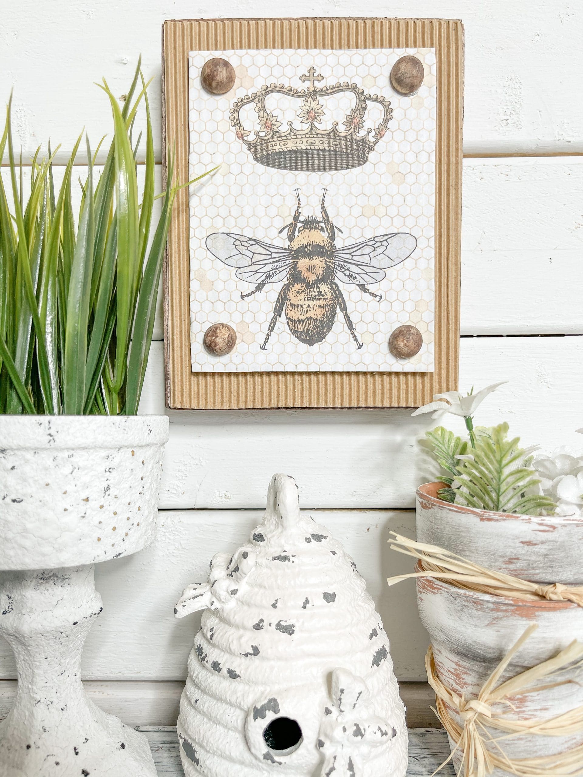 https://www.themakersmap.com/wp-content/uploads/2021/04/diy-home-decor-with-free-vintage-bee-printable-1-scaled.jpg